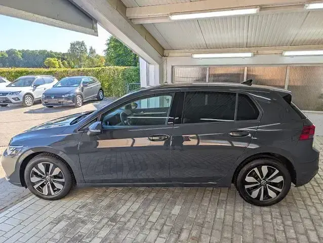 Gebraucht VW Golf VIII Move 110 PS (80 kW) 2024 Grau Limousine