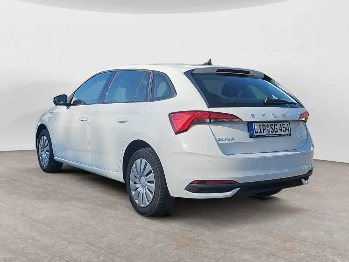 Gebraucht Skoda Scala Essence 116 PS (85 kW) 2024 Moonweiss metallic Kleinwagen