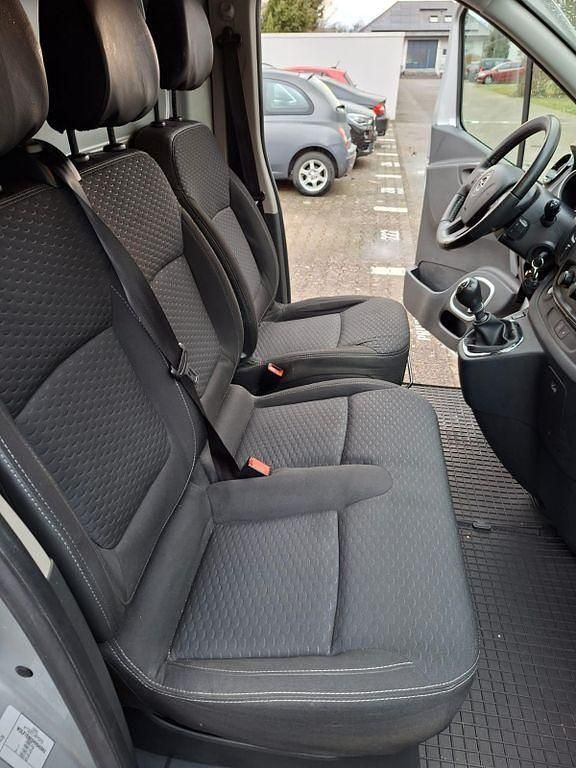 Gebraucht Opel Vivaro 145 PS (106 kW) 2017 Silber Van / Kleinbus