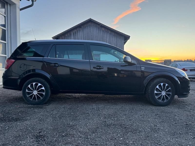 Gebraucht Opel Astra 90 PS (66 kW) 2010 Schwarz Kombi