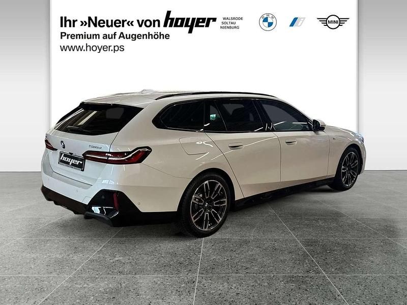 Gebraucht BMW 520 M Sport 197 PS (144 kW) 2025 Mineralweiß Kombi