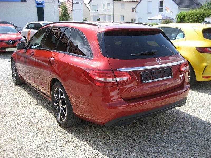 Gebraucht Mercedes C180 156 PS (114 kW) 2018 Rot Kombi