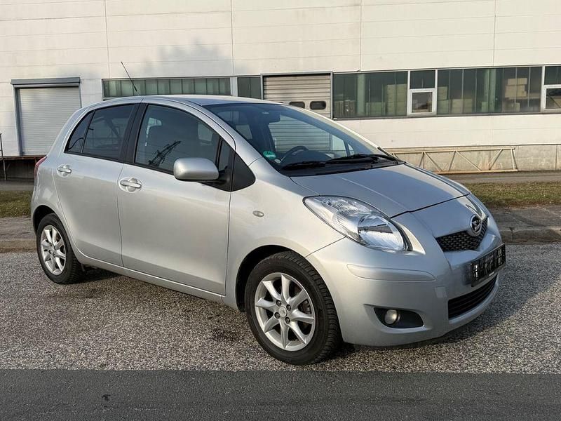 Gebraucht Daihatsu Charade 99 PS (72 kW) 2012 Silber Limousine