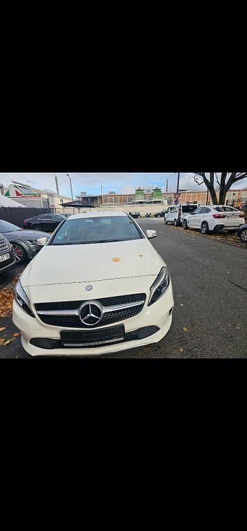 Weiß Gebraucht 2016 Mercedes A180 AMG line Limousine | 10.799 € (Guter Preis) - Bild 1/4