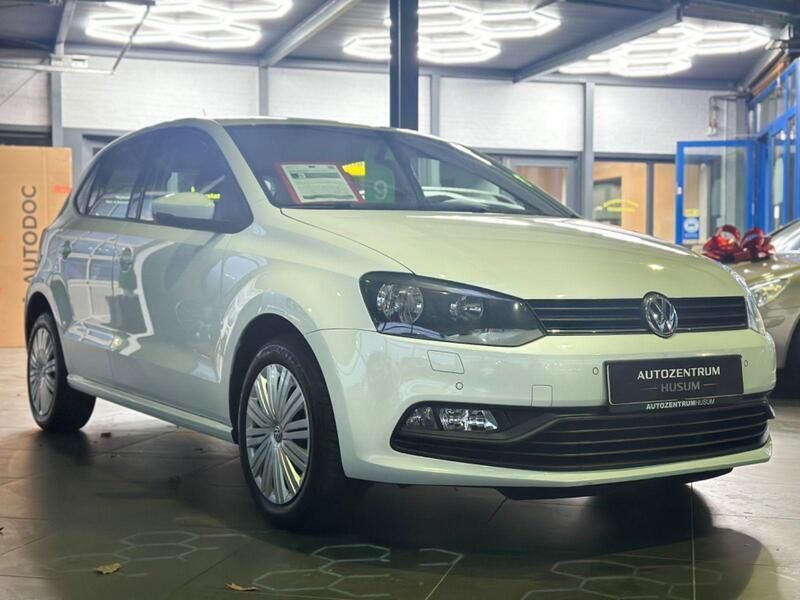 Weiß Gebraucht 2014 VW Polo Trendline Kleinwagen | 8.990 € (Teuer) - Bild 1/2