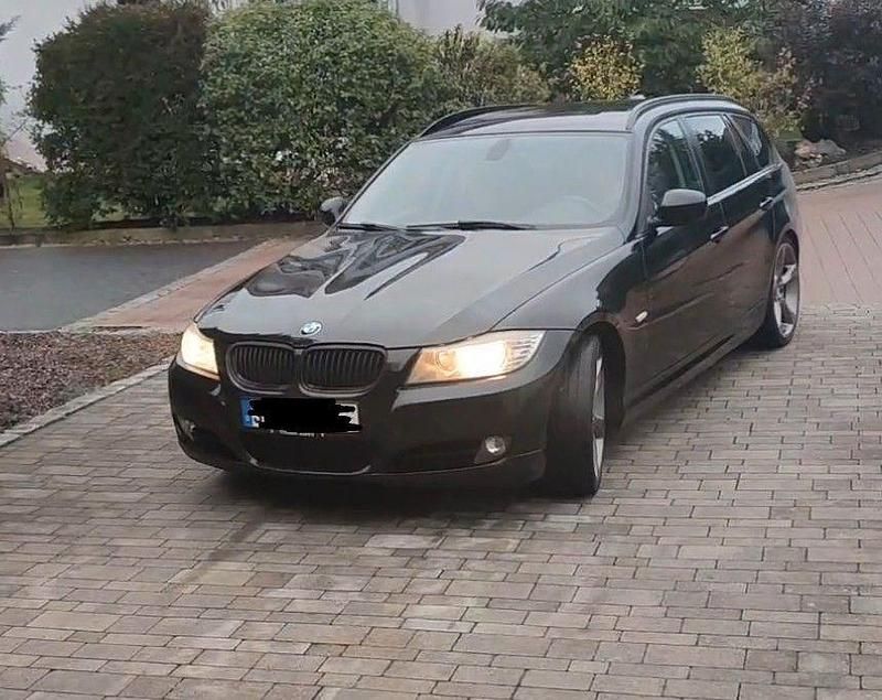 Schwarz Gebraucht 2010 BMW 320 Sport Line Kombi | 4.200 € (Fairer Preis) - Bild 1/4