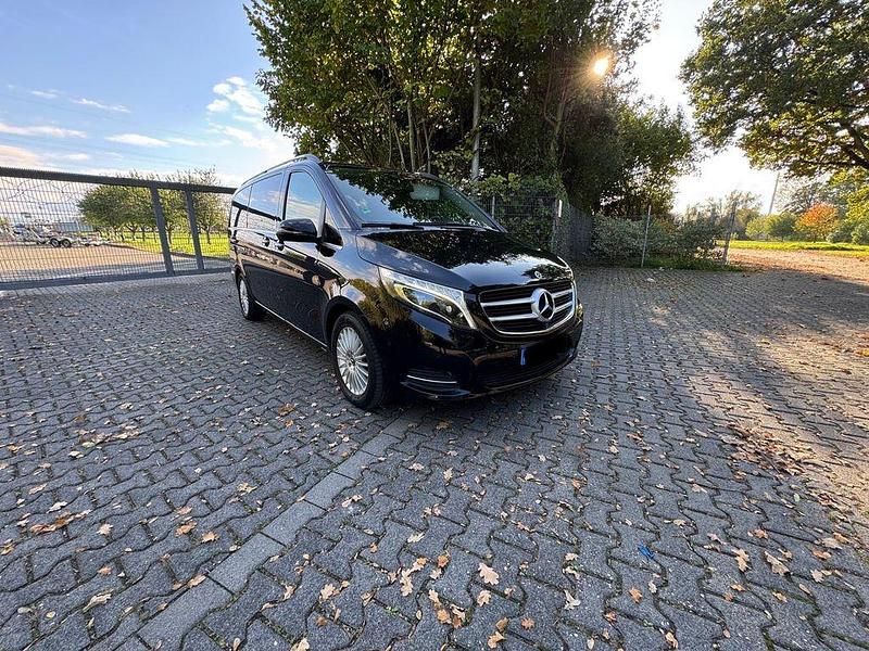 Schwarz Gebraucht 2018 Mercedes V250 Van / Kleinbus | 37.000 € (Fairer Preis) - Bild 1/4