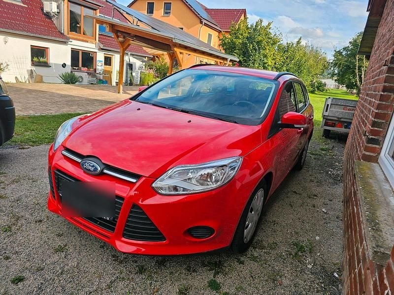 Rot Gebraucht 2013 Ford Focus Kombi | 1.900 € (Superpreis) - Bild 1/4