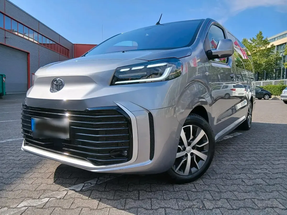 Gebraucht Toyota Proace Verso 177 PS (130 kW) 2024 Grau Kombi