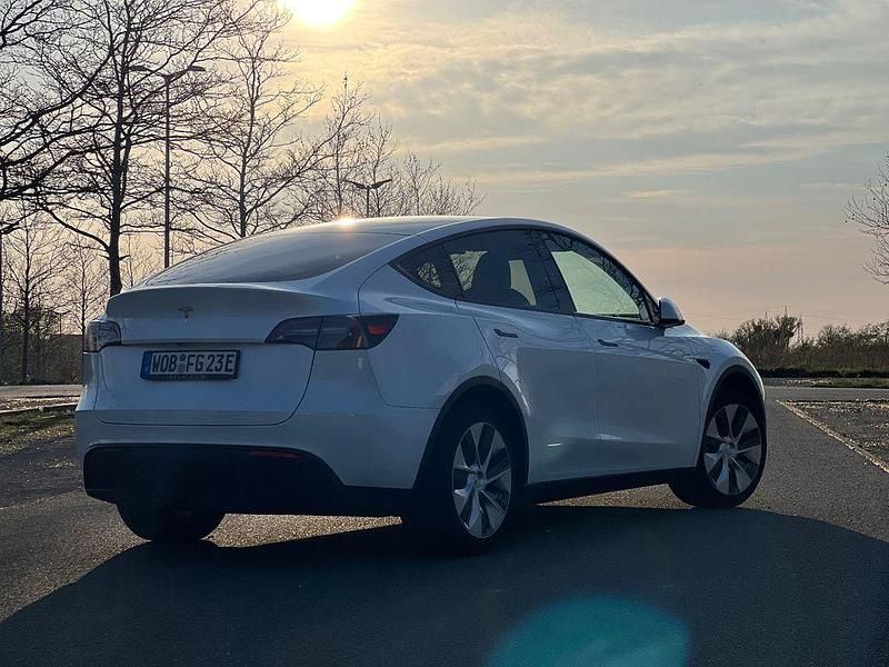 Weiß Gebraucht 2023 Tesla Model Y RWD SUV | 35.400 € (Fairer Preis) - Bild 1/4