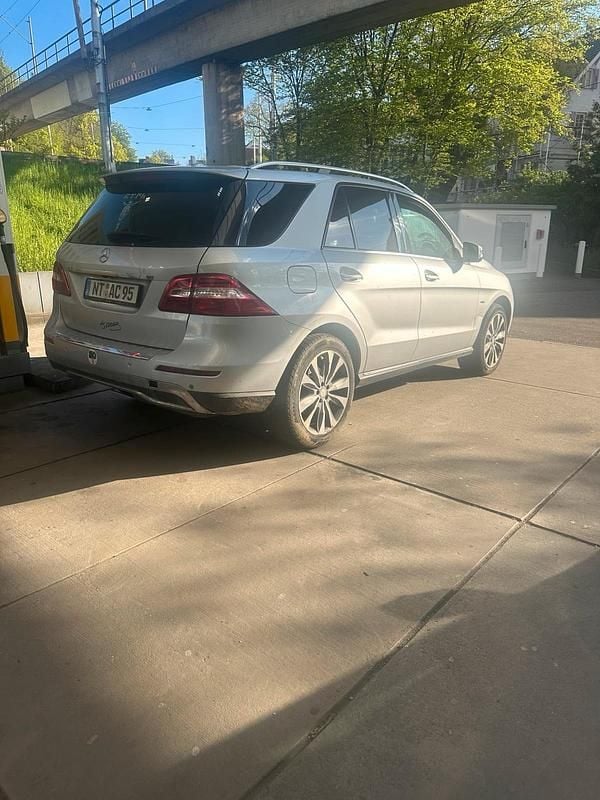 Używany Mercedes 350 315 KM (231 kW) 2012 Srebrny SUV