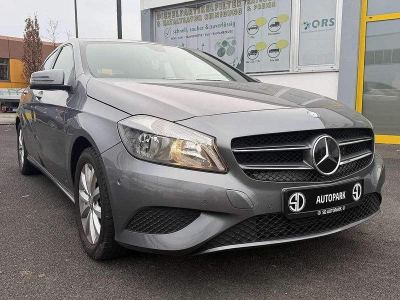 Grau Gebraucht 2015 Mercedes A180 Style Limousine | 12.999 € (Fairer Preis) - Bild 1/4