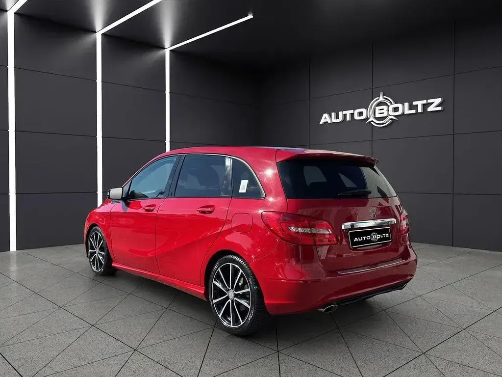 Gebraucht Mercedes B200 Night 156 PS (114 kW) 2014 Rot Kleinwagen