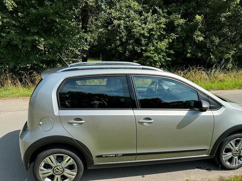 Gebraucht VW cross up! 75 PS (55 kW) 2019 Silber Kleinwagen