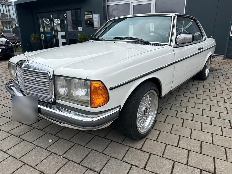 Gebraucht Mercedes 230 80 PS (58 kW) 1978 Weiß Coupé