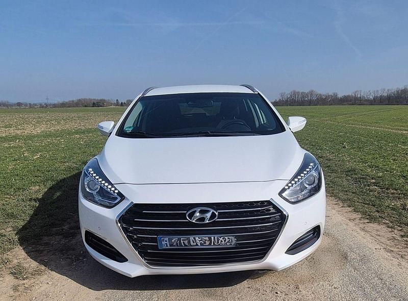 Gebraucht Hyundai i40 Style 141 PS (103 kW) 2017 Weiß Limousine