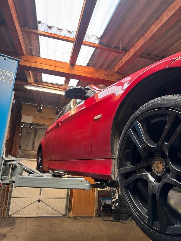 Second-hand BMW 320 163 CP (119 kW) 2008 Roșu Break