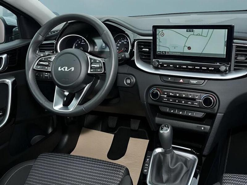 Gebraucht Kia Ceed 140 PS (102 kW) 2025 Silber Kleinwagen