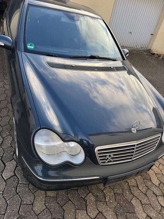 Blau Gebraucht 2001 Mercedes C180 Avantgarde Limousine | 1.300 € (Superpreis) - Bild 1/4