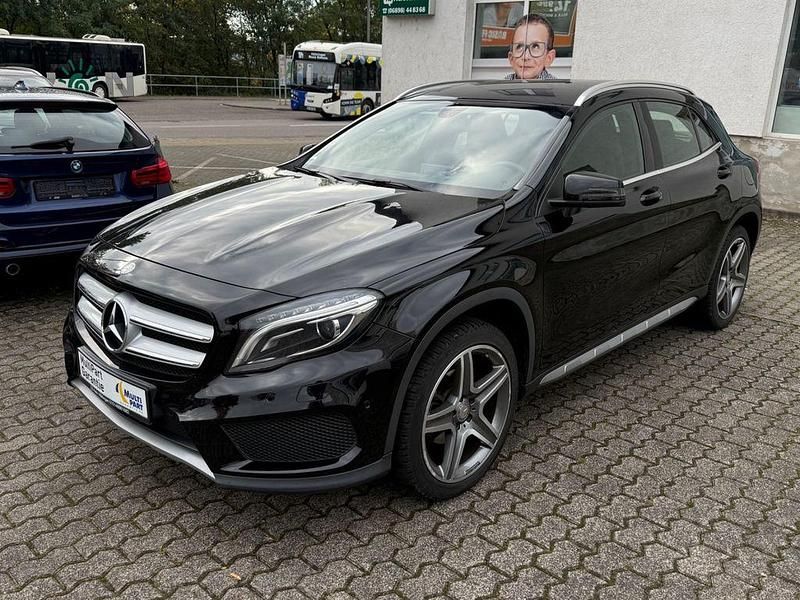 Schwarz Gebraucht 2015 Mercedes GLA200 AMG line SUV | 17.900 € (Etwas zu teuer) - Bild 1/4