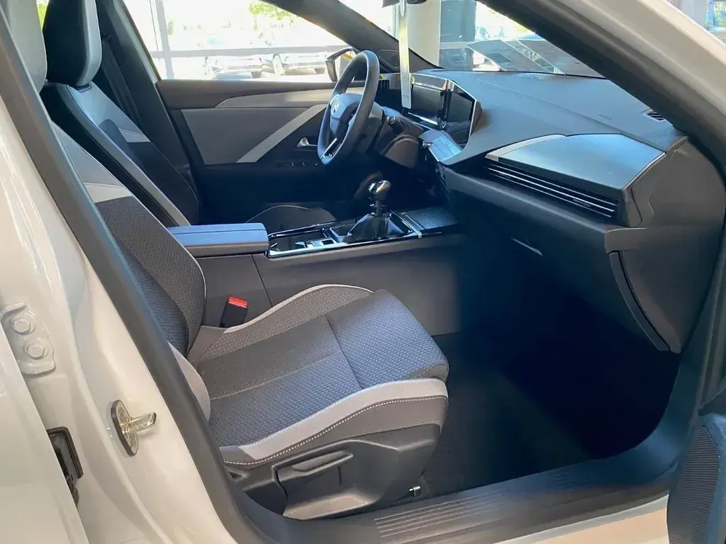 Neu Opel Astra Edition 131 PS (96 kW) 2025 Weiß Limousine
