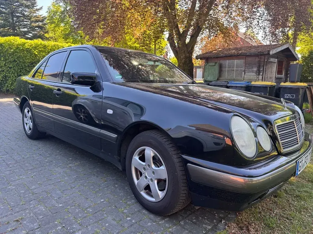 Usata Mercedes E240 Avantgarde 170 CV (125 kW) 1998 Nero Berlina