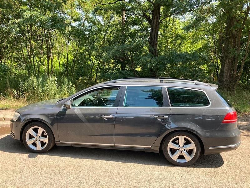 Grau Gebraucht 2012 VW Passat Limousine | 3.990 € (Superpreis) - Bild 1/4