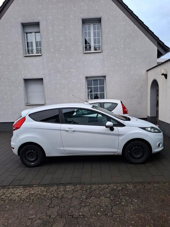 Gebraucht Ford Fiesta Trend 60 PS (44 kW) 2010 Weiß Limousine
