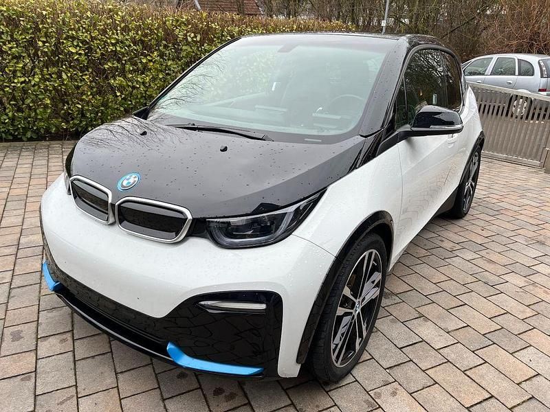 Gebraucht BMW i3 Performance 135 kW (184 PS) 2022 Capparis weiss akzent i blau Kleinwagen