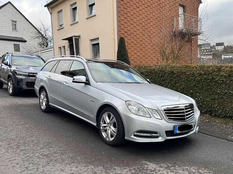 Gebraucht Mercedes E250 Avantgarde 204 PS (150 kW) 2011 Silber Kombi