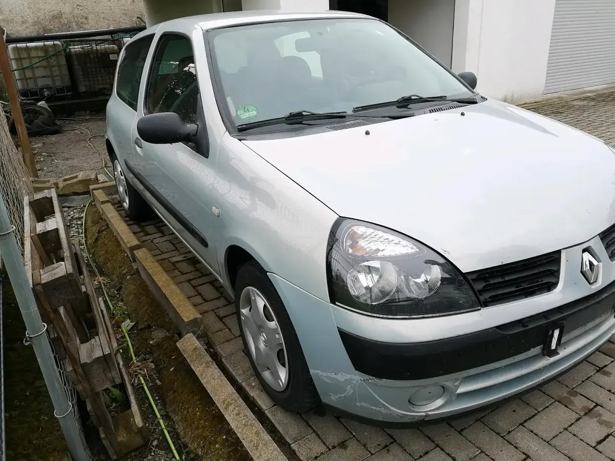 Gebraucht Renault Clio II 75 PS (55 kW) 2004 Silber Kleinwagen