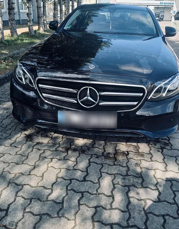 Gebraucht Mercedes E220 Avantgarde 194 PS (142 kW) 2019 Schwarz Limousine