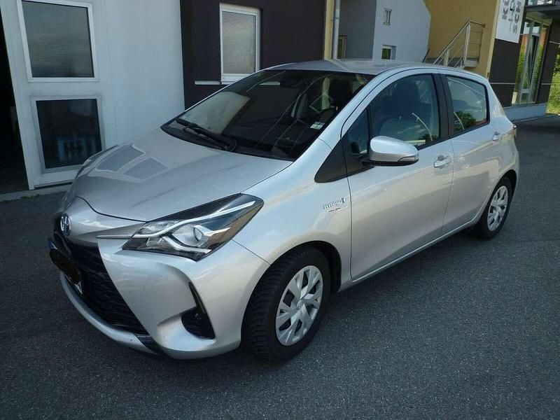 Silber Gebraucht 2017 Toyota Yaris Hybrid Comfort Limousine | 13.200 € (Fairer Preis) - Bild 1/4