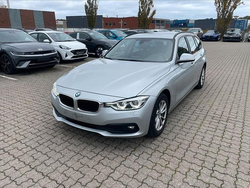 Silber Gebraucht 2018 BMW 320 Advantage Kombi | 14.400 € (Superpreis) - Bild 1/4