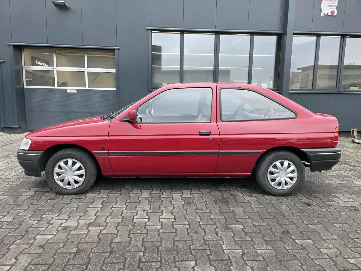 Używany Ford Escort 75 KM (55 kW) 1992 Czerwony Sedan/Limuzyna