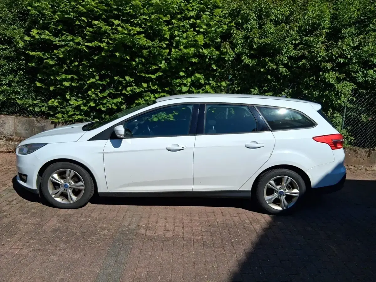 Gebraucht Ford Focus 95 PS (69 kW) 2018 Weiß Kombi