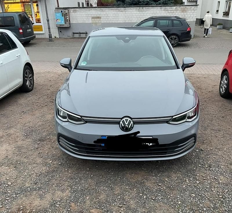 Grau Gebraucht 2024 VW Golf VIII Move Kleinwagen | 22.490 € (Superpreis) - Bild 1/2