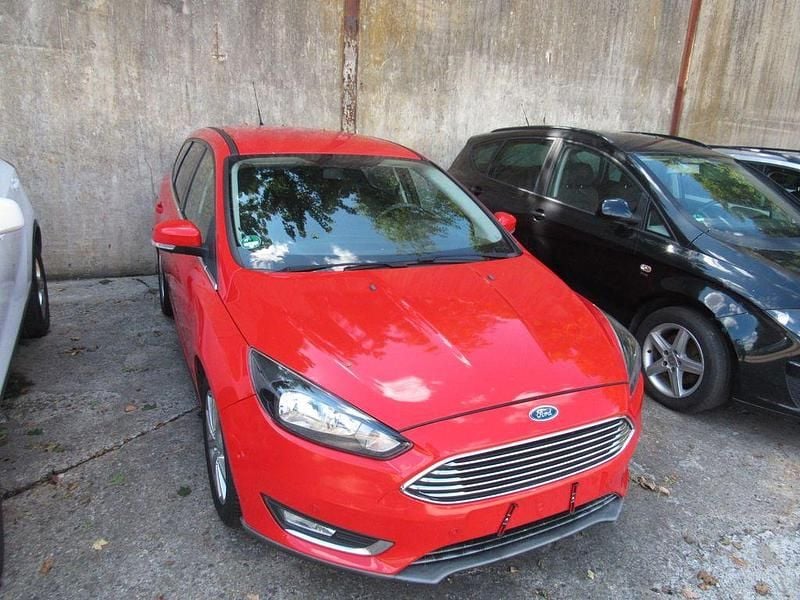Rot Gebraucht 2015 Ford Focus Titanium Limousine | 3.300 € (Superpreis) - Bild 1/4