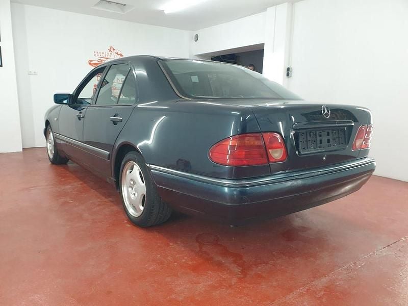 Gebraucht Mercedes E240 170 PS (125 kW) 1998 Blau Limousine