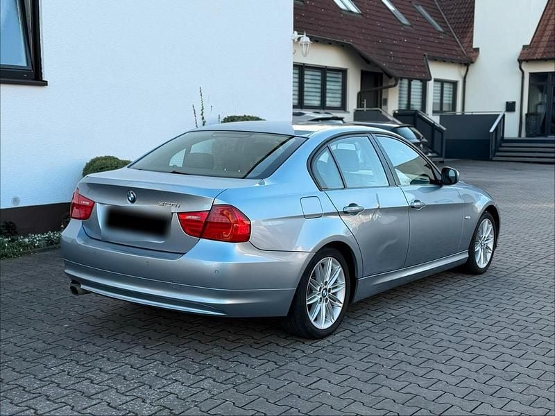Gebraucht BMW 320 170 PS (125 kW) 2009 Blau Limousine