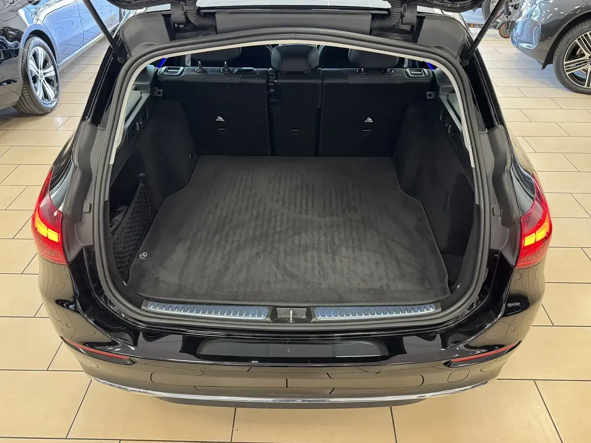 Gebraucht Mercedes C200 163 PS (119 kW) 2025 Schwarz Kombi