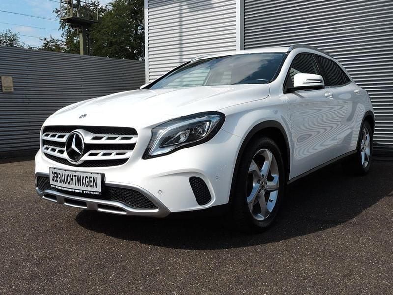Weiß Gebraucht 2018 Mercedes GLA180 Urban SUV | 21.900 € (Fairer Preis) - Bild 1/4