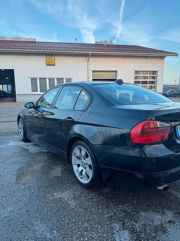 Gebraucht BMW 318 129 PS (94 kW) 2007 Schwarz Limousine