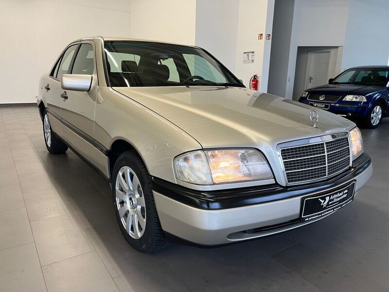 Silber Gebraucht 1995 Mercedes C250 Classic Limousine | 8.990 € - Bild 1/4