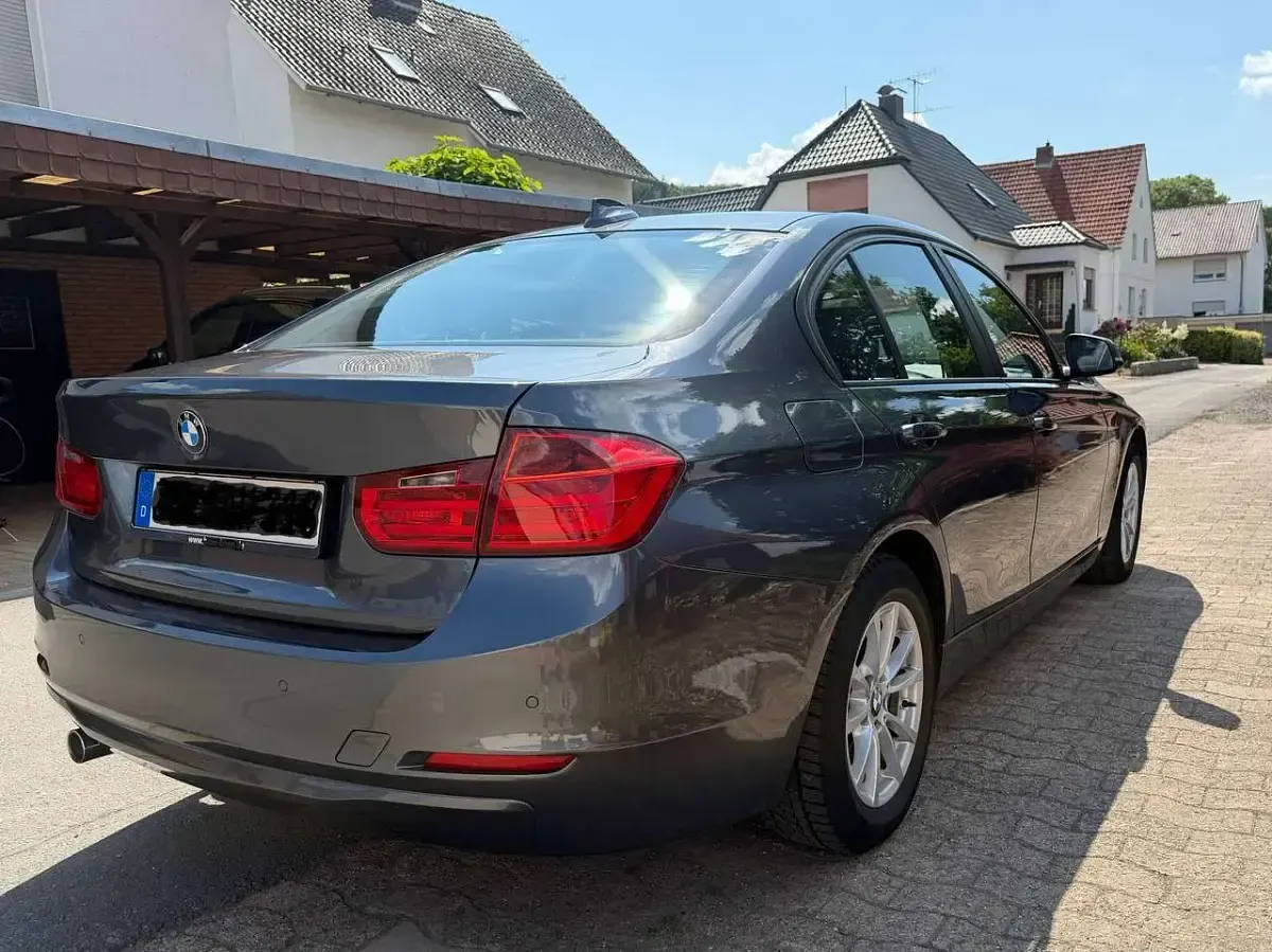 Gebraucht BMW 318 143 PS (105 kW) 2013 Grau Limousine