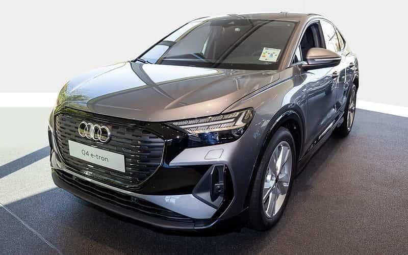 Grau Neu 2025 Audi Q4 Sportback e-tron Sport SUV | 72.040 € - Bild 1/4