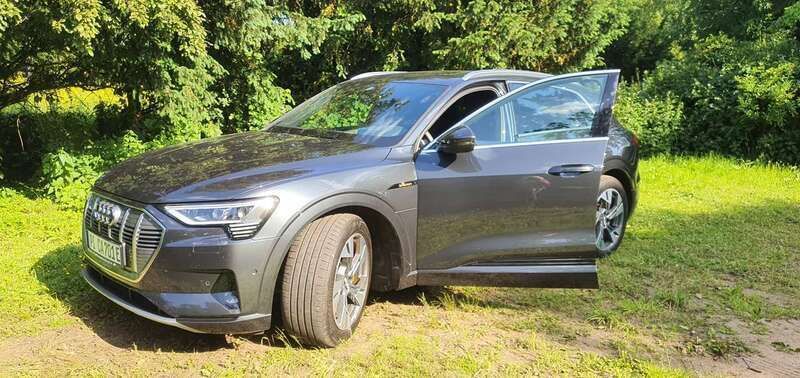Grau Gebraucht 2020 Audi e-tron Sportback S-Line SUV | 32.000 € (Guter Preis) - Bild 1/4