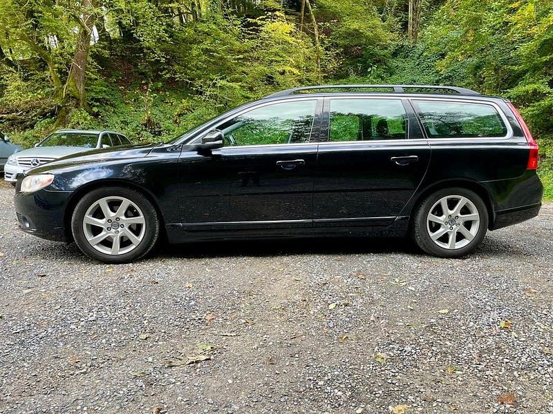 Schwarz Gebraucht 2013 Volvo V70 Momentum Kombi | 9.400 € (Guter Preis) - Bild 1/4