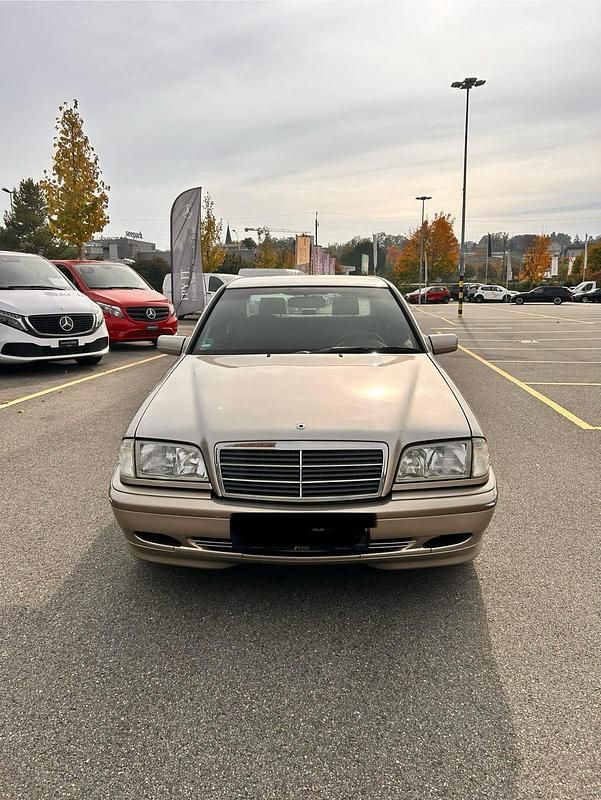 Gold Gebraucht 2000 Mercedes C180 Classic Limousine | 2.800 € - Bild 1/4