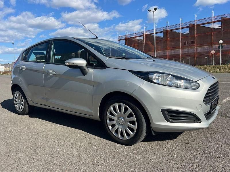 Gebraucht Ford Fiesta Trend 95 PS (69 kW) 2013 Silber Kleinwagen